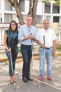 Frank Camilo recorrido con bastón blanco