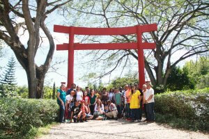 Foto grupal de todos los estudiantes y mentores que conforman ELA, en el Jardín Japones, del Jardín Botánico