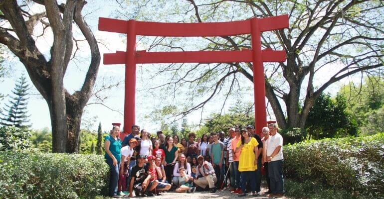 Foto grupal de todos los estudiantes y mentores que conforman ELA, en el Jardín Japones, del Jardín Botánico